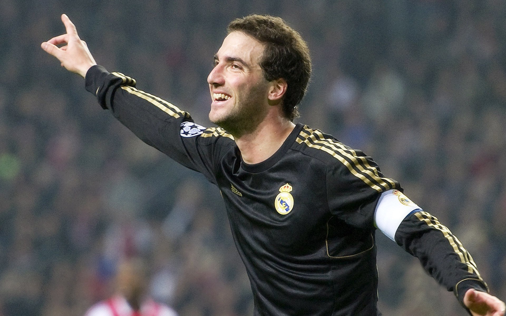 开云体育-Faker巅峰对决，梅西与30激战巴塞罗那分钟，惊险取胜胜负难料！